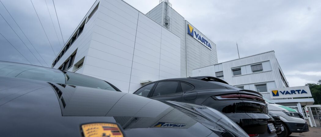 Vor der Zentrale des Batterieherstellers Varta steht ein Porsche. (zu dpa: «Porsche übernimmt Mehrheit bei Varta-Tochter»)