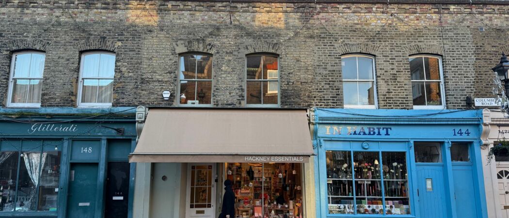 Ein Passant in der Columbia Road in London. (zu dpa: «Reisegenehmigung für Großbritannien kann beantragt werden»)