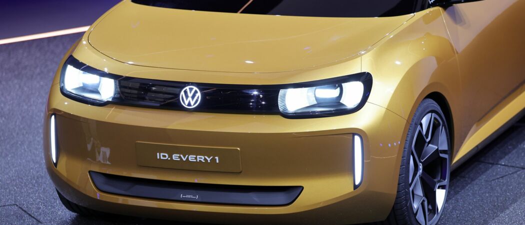 Ein Showcar namens ID. EVERY1 von Volkswagen steht bei seiner Präsentation auf einem Drehteller bei der Media Night. Es ist die erste Studie seines geplanten Elektro-Einstiegsmodells für rund 20.000 Euro. (zu dpa: «VW zeigt elektrischen Up-Nachfolger»)