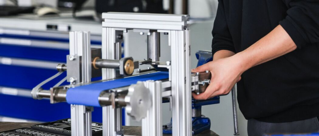 Blogartikelbild: Arbeitsvorgang in einer Maschinenenbau Produktionswerkstatt