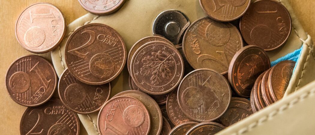 Blogbild: Rote Cent-Münzen liegen in einem offenen Portemonnaie