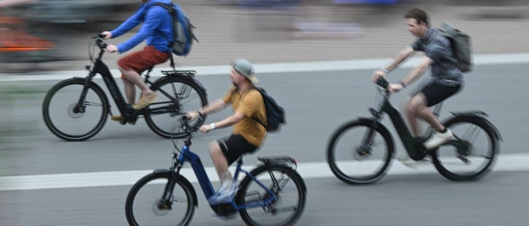 Blogbild: 3 E-Bike-Fahrer auf der Straße