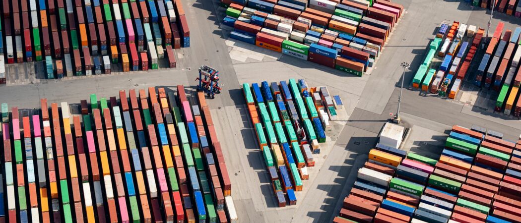 Das Luftbild zeigt zahlreiche Container auf dem Gelände eines Containerterminals im Hamburger Hafen. (zu dpa: «IfW Kiel rechnet 2026 mit stärkerem Wirtschaftswachstum»)