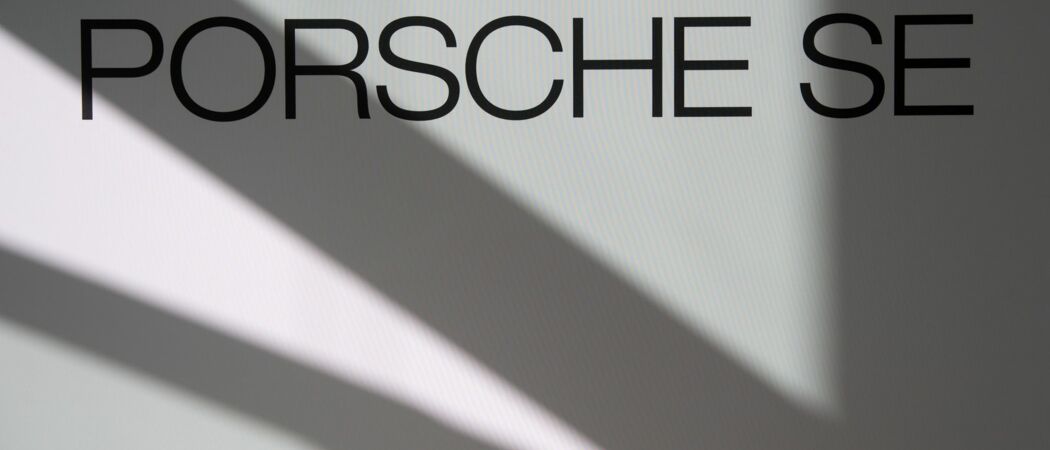 Logo und Schriftzug der Porsche SE sind bei einer Bilanzpressekonferenz der VW-Dachgesellschaft Porsche SE an einer Stellwand zu sehen. (zu dpa: «Porsche SE: Kein Verkauf von VW-Aktien geplant»)