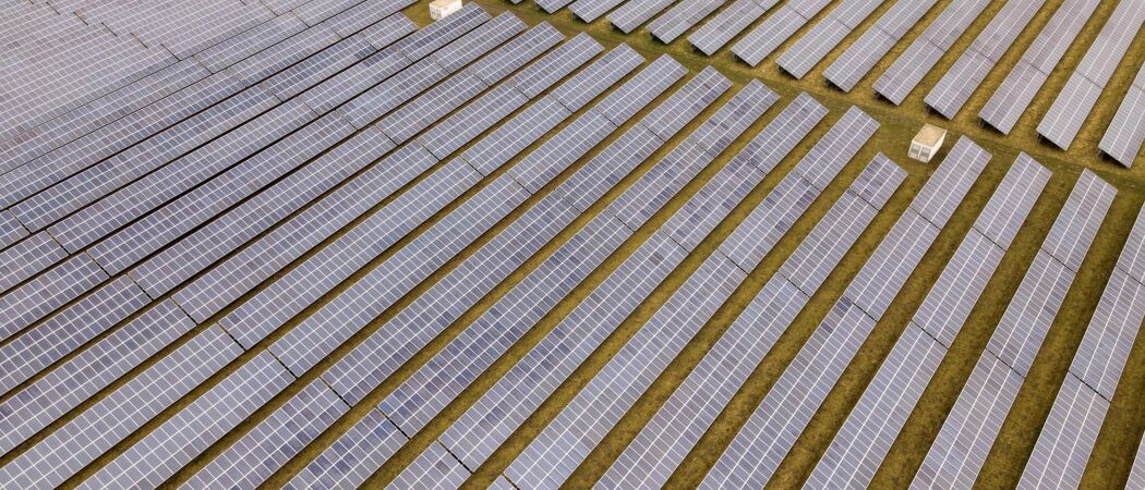 Ein Solarpark der BayWa r.e. in Mecklenburg-Vorpommern am Ostseeflughafen Barth. (zu dpa: «Neue Bankkredite sollen Baywa-Sanierung vereinfachen»)