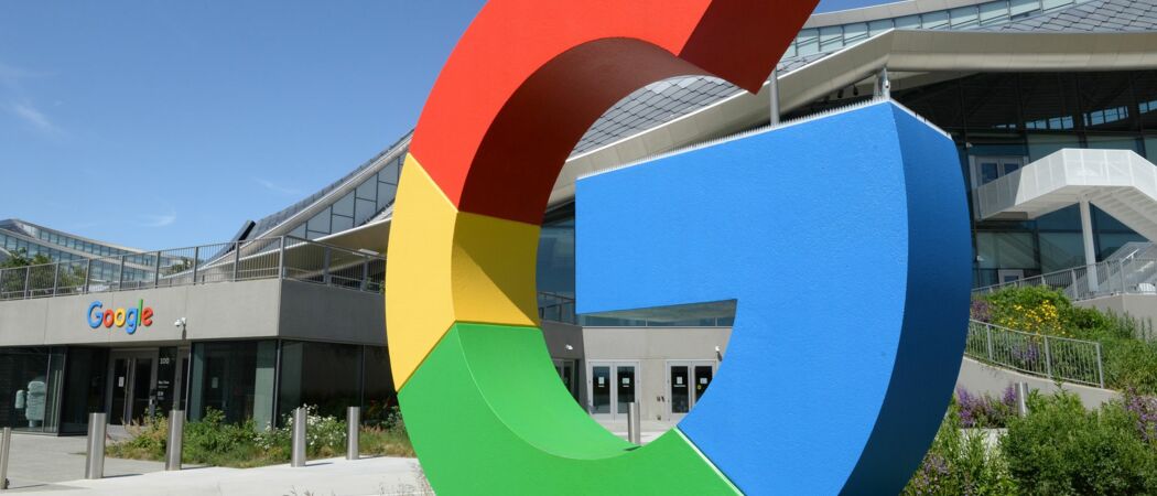 Das Logo von Google ist an einem Gebäude der Konzernzentrale in Mountain View zu sehen. Google hat einen neuen interaktiven Bereich seines KI-Systems Gemini vorgestellt. (zu dpa: «Google baut KI-Software Gemini weiter aus»)