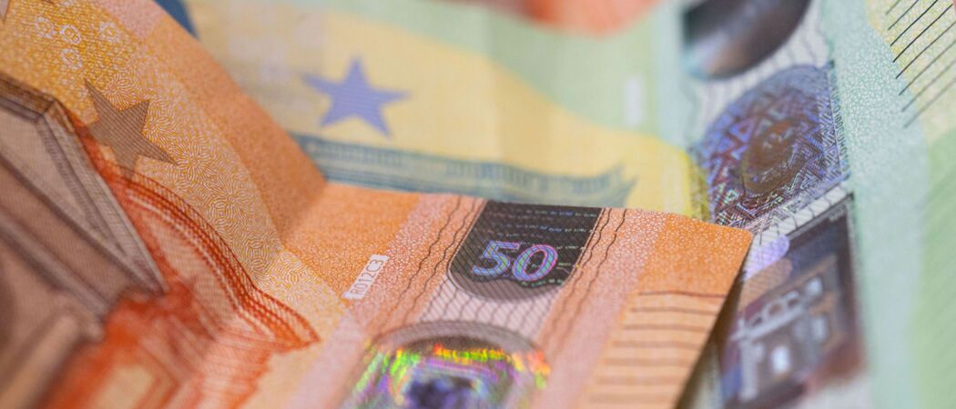 Euro-Banknoten liegen auf einem Tisch. (zu dpa: «EU-Kommission will Investieren für alle leichter machen»)