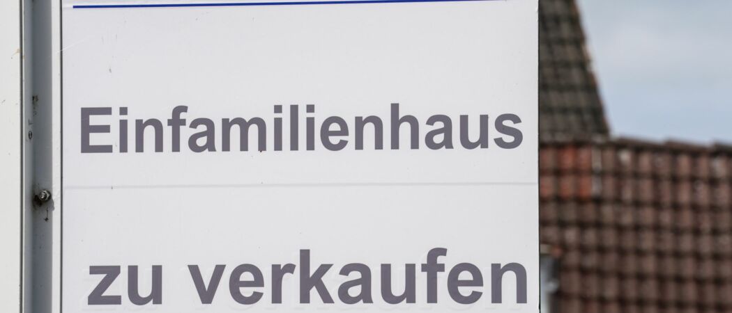 «Einfamilienhaus zu verkaufen» steht auf einem Verkaufsschild vor einem Haus. (zu dpa: «Makler Von Poll Immobilien steht zum Verkauf»)