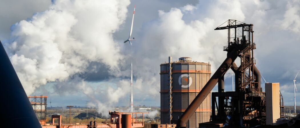 Ein Windrad steht auf dem Gelände der Salzgitter AG. (zu dpa: «Salzgitter verdoppelt Sparprogramm auf 500 Millionen Euro»)