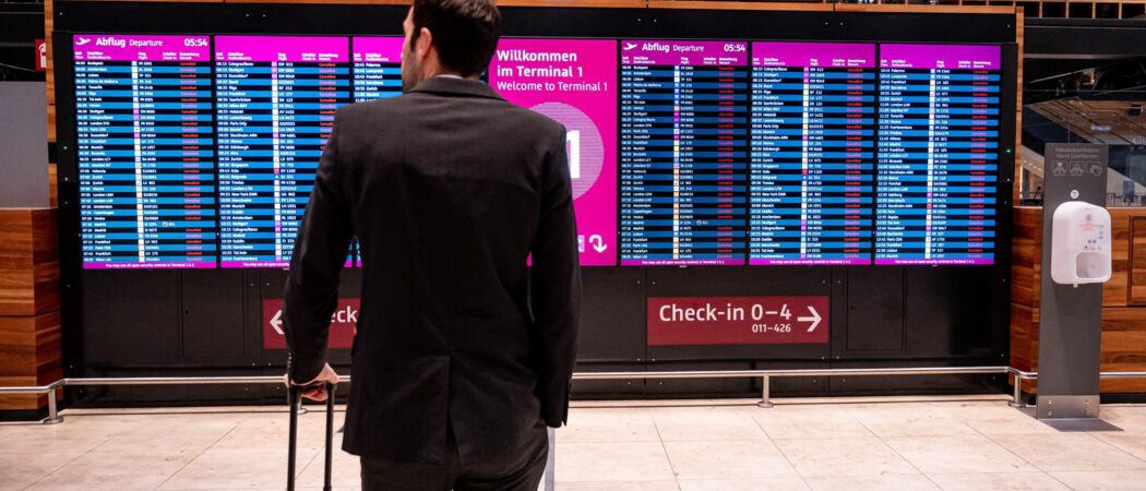 Ein Mann steht bei Warnstreiks von Verdi am Hauptstadtflughafen Berlin-Brandenburg BER vor der Anzeige mit gestrichenen Flügen. Beim Amtsgericht Königs Wusterhausen, das für den Hauptstadtflughafen BER zuständig ist, landen immer mehr Klagen gegen Airlines. Die Kunden verlangen meist Entschädigungen für ausgefallene oder verspätete Flüge. (zu dpa: «Neues Onlineportal für Klagen von Fluggästen»)