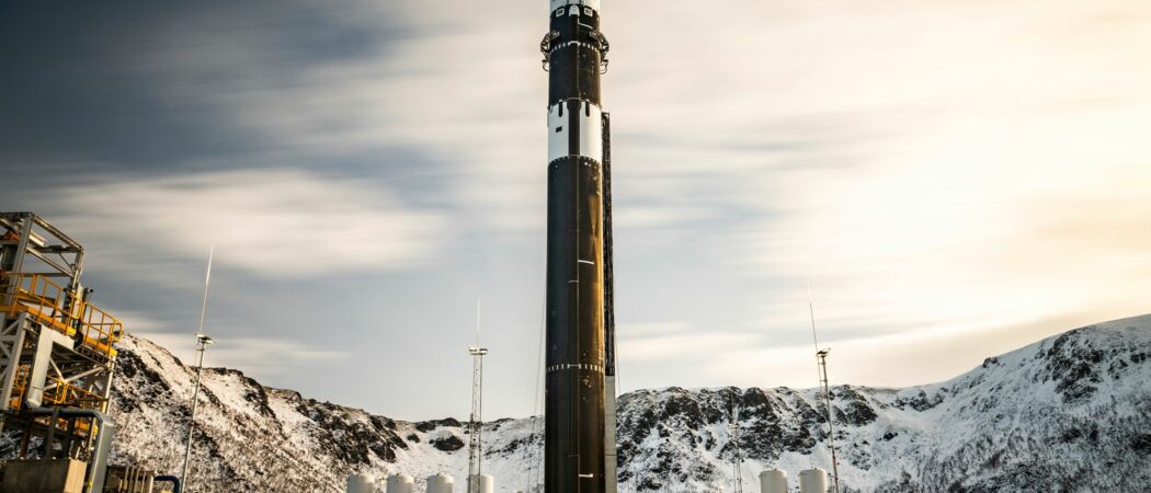 Auf einem von Isar Aerospace, Photo Wingmen Media, zur Verfügung gestellten Foto steht die Trägerrakete "Spectrum" von Isar Aerospace am 21. März 2025 auf einer Startrampe im Andoya Spaceport in Nordmela auf der Insel Andøya, Norwegen. Der Countdown für den Testflug der Spectrum-Rakete des bayerischen Start-ups Isar Aerospace läuft. (zu dpa: «Deutsche Rakete soll jetzt am Samstag starten»)