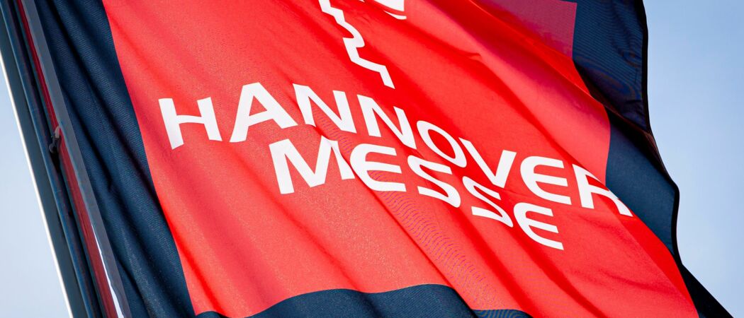 Eine Fahne zur Hannover Messe weht im Licht der Sonne auf dem Messegelände. Microsoft präsentiert auf der Hannover Messe neuartige virtuelle Assistenten mit Künstlicher Intelligenz für den breiten Einsatz in der Industrie. (zu dpa: «Microsoft stellt KI-Assistenten für Industrie-Einsatz vor»)