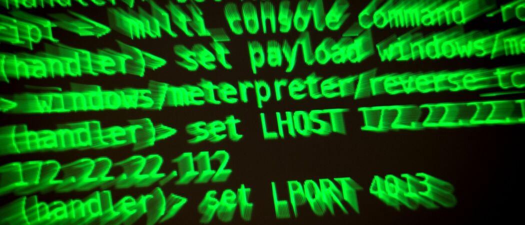 Buchstaben und Zahlen leuchten auf einem Bildschirm, auf dem ein Hacker-Programm geöffnet ist. (zu dpa: «Studie: Maschinenbauer verbessern Schutz gegen Hacker»)