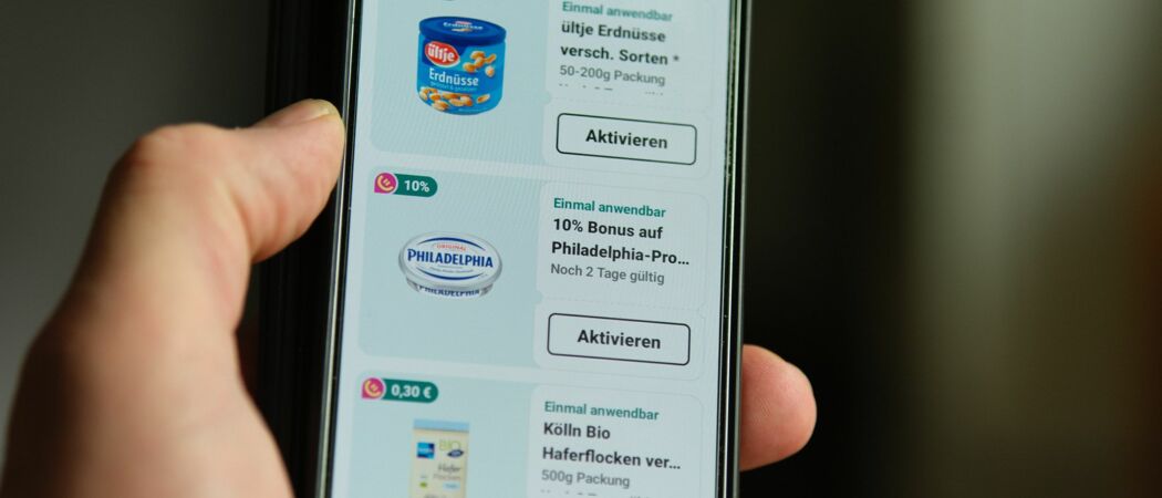 Auf dem Bildschirm eines Smartphones ist die Rewe-App mit dem Bonus-Bereich geöffnet. (zu dpa: «Kunden vermissen gedruckte Werbeprospekte»)