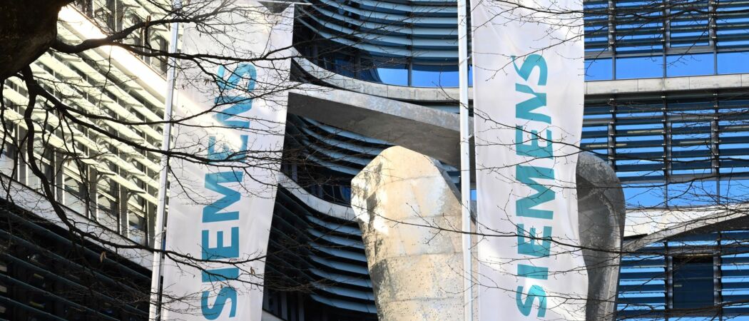 Der Schriftzug «Siemens» ist auf Fahnen vor der Firmenzentrale des Mischkonzerns zu sehen. (zu dpa: «Milliardendeal: Siemens übernimmt US-Firma Dotmatics»)