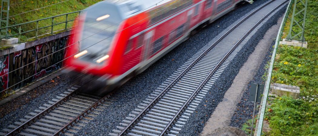Ein Nahverkehrszug fährt über die neu gebaute Bahnstrecke zum Schweriner Hauptbahnhof (Aufnahme mit langer Belichtungszeit). Nach dem 9-Euro-Ticket kommt nun Deutschlandticket für Busse und Bahnen im Nah- und Regionalverkehr. (zu dpa: «DB-Regio strebt Ausfallquote unter ein Prozent an»)