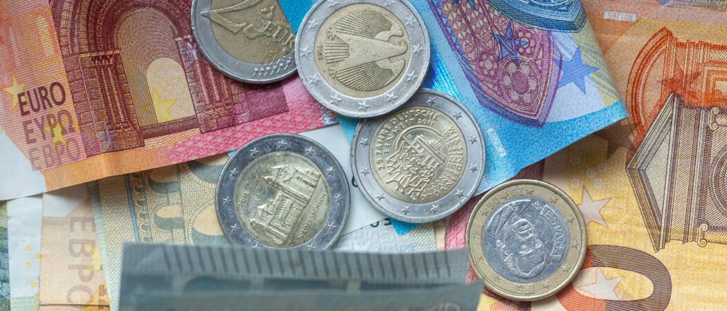 Euro-Münzen und Banknoten liegen aufeinander. (zu dpa: «Schluss mit Bargeld? Nein, Schwarz-Rot will es «erhalten»»)