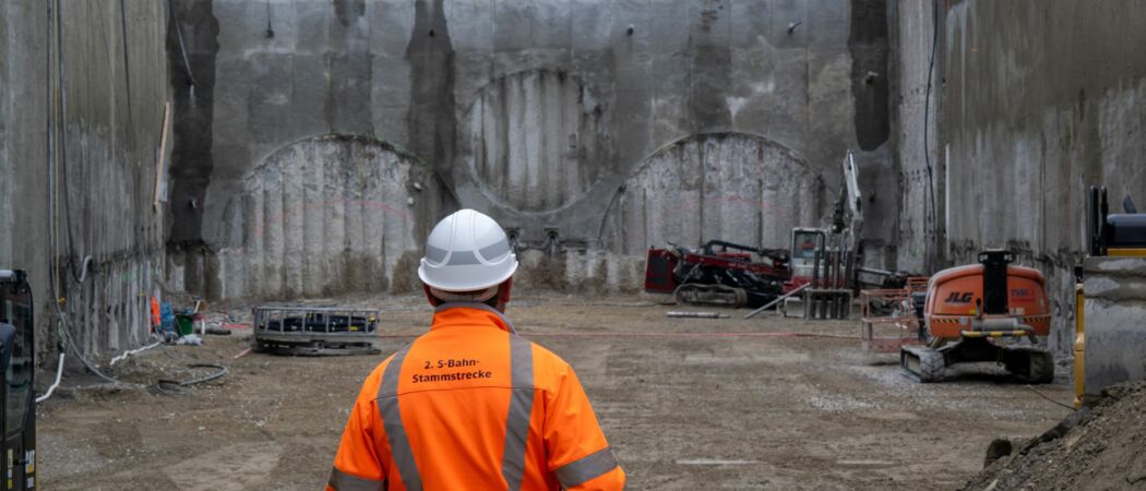 Ein Arbeiter steht während einer Presseführung auf der Baustelle der zweiten S-Bahn-Stammstrecke in München. Beim „Tunnelportal West“ an der Donnersbergerbrücke werden in Zukunft die Gleise vom oberirdischen in den unterirdischen Bereich überwechseln. (zu dpa: «Für den Tiefbau geht es nach oben»)