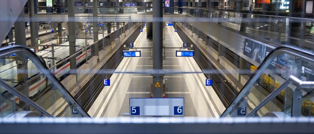 Ein Zugang zu einem Gleis im Tiefbahnhof vom Berliner Hauptbahnhof ist abgesperrt. Teile des Tiefbahnhofs am Hauptbahnhof sind wegen Bauarbeiten gesperrt. (zu dpa: «Untere Ebene am Berliner Hauptbahnhof wieder offen»)