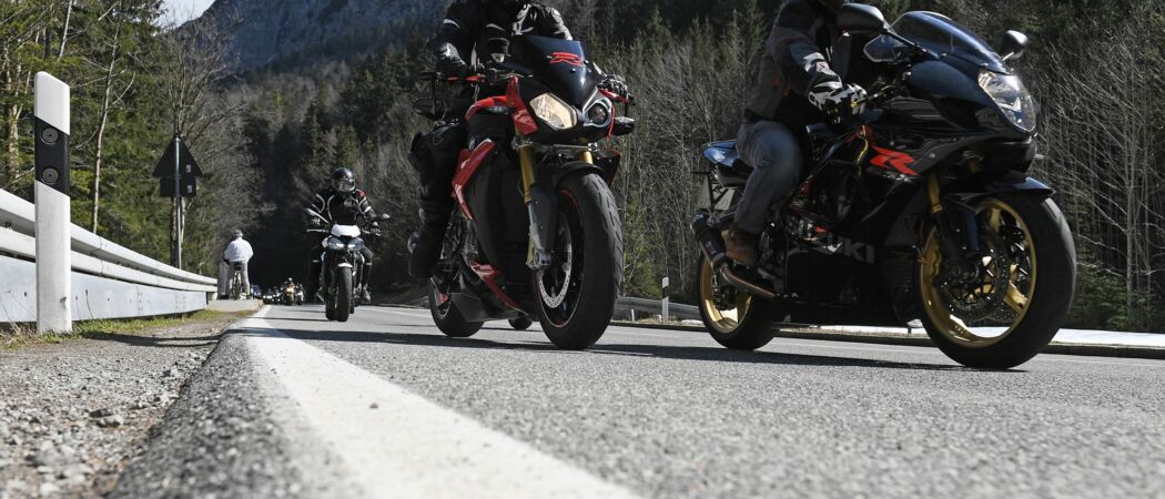 Teilnehmer fahren bei einer Motorrad-Demo auf dem Kesselberg. (zu dpa: «Im Süden gibt es die meisten Motorräder»)