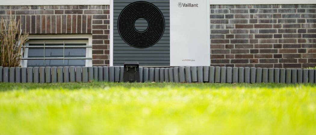 Eine Wärmepumpe an einem Haus. (zu dpa: «Absatz von Wärmepumpen nimmt an Fahrt auf»)