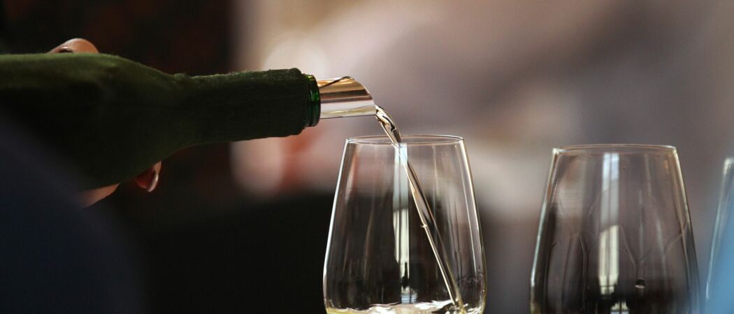 Ein Glas wird mit Weißwein gefüllt. (zu dpa: «Spitzenweine werden häufiger direkt beim Winzer gekauft»