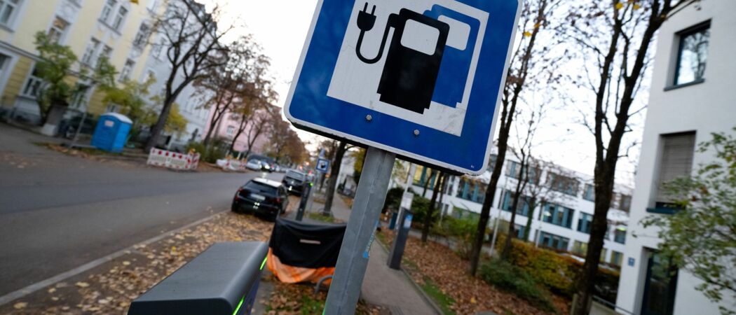 Ein Schild und eine Ladesäule stehen an einer Straße. (zu dpa: «Heilbronner Elektroautos laden am leichtesten öffentlich»)