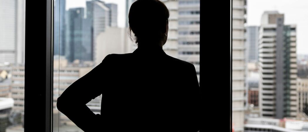 Eine Frau schaut aus dem Bürofenster. (zu dpa: «Frauenanteil in Aufsichtsräten binnen zehn Jahren verdoppelt»)