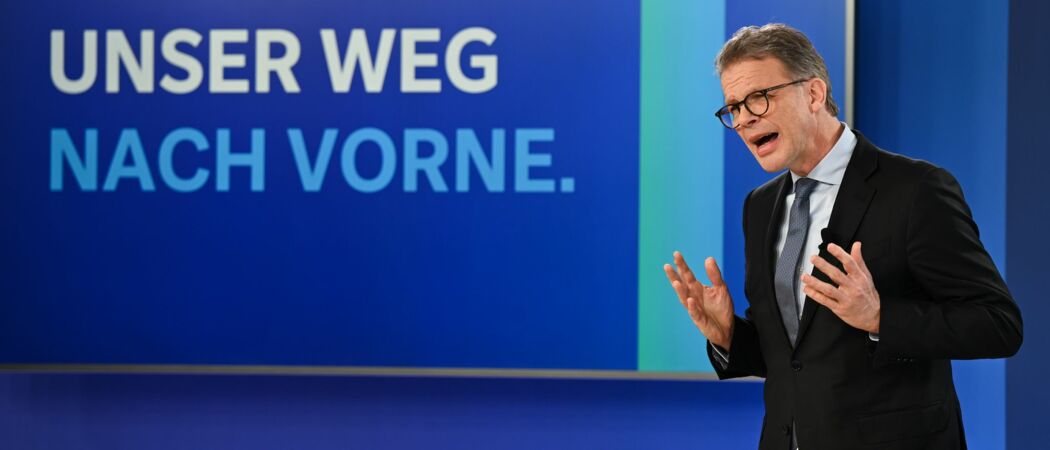 Christian Sewing, Vorsitzender des Vorstands der Deutschen Bank, spricht in der Zentrale der Deutschen Bank während der Jahrespressekonferenz. (zu dpa: «Gewinnsprung für Deutsche Bank zum Jahresauftakt»)