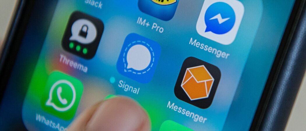 Die Instant Messenger «Slack», «IM+ Pro», «Facebook Messenger», «Threema», «Signal», «xxx Messanger», «WhatsApp» und «Apple Nachrichten» werden auf einem Mobiltelefon angezeigt. (zu dpa: «Bundesbürger senden 2,8 Milliarden Chat-Nachrichten pro Tag»)