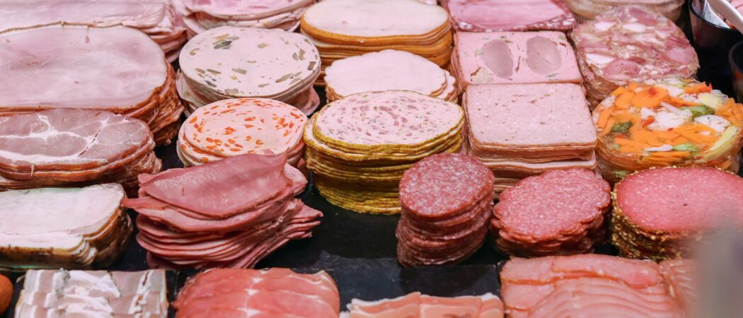 Wurst und Schinken liegen in der Kühltheke einer Fleischerei. (zu dpa: «Mehr Auszubildende im Fleischerhandwerk»)