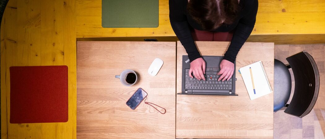 Eine Frau sitzt im Homeoffice am Küchentisch und arbeitet an einem Laptop (gestellte Szene). (zu dpa: «Umfrage: Zwei Drittel arbeiten auch mal krank im Homeoffice»)