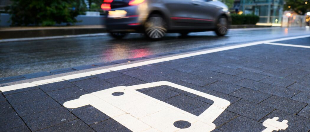 Ein Symbol markiert einen Parkplatz an einer Ladesäule für Elektroautos. (zu dpa: «Mehr Rabatt auf E-Autos - auch wegen CO2-Zielen»)