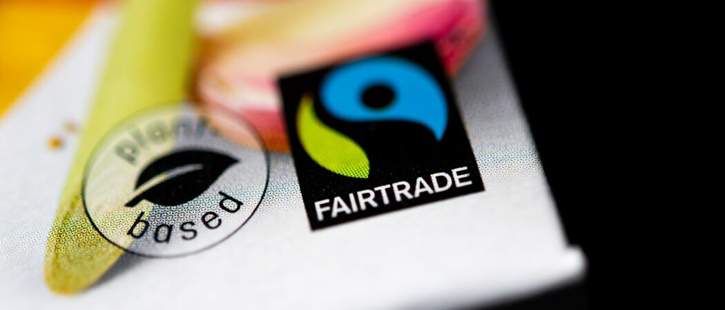 Das Fairtrade-Siegel ist auf einer Lebensmittelverpackung. Die Nachfrage nach fair gehandelten Produkten in Supermärkten oder Restaurants nimmt weiter zu. (zu dpa: «Bundesbürger kaufen deutlich mehr Fairtrade-Produkte»)