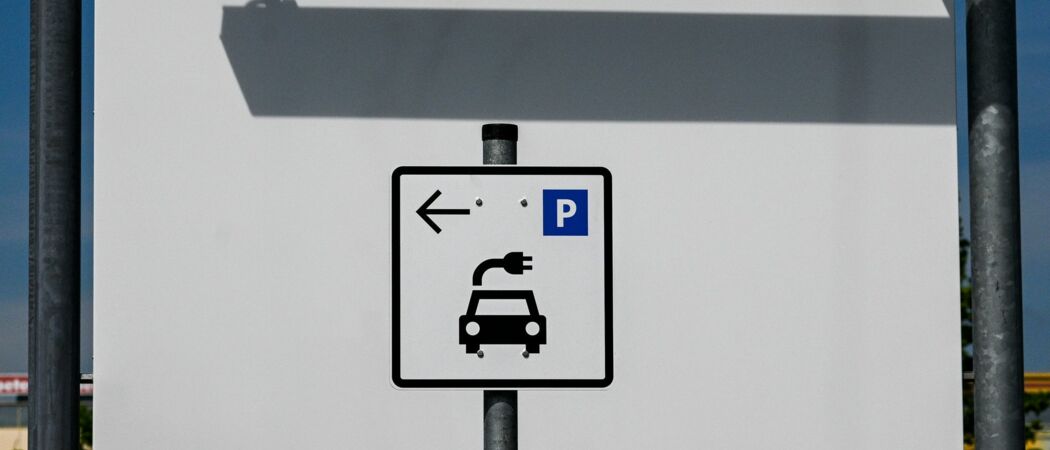 Ein Schild weist auf einen neuen Ladepark auf dem Parkplatz vom Einrichtungshaus Ikea hin. Ein Elektroauto wird an einer Ladesäule auf dem Parkplatz vor Ikea geladen. Die Zahl der öffentlichen Ladepunkte für Elektrofahrzeuge in Brandenburg ist erneut gestiegen. (zu dpa: «E-Autos legen bei Neuzulassungen um 54 Prozent zu»)