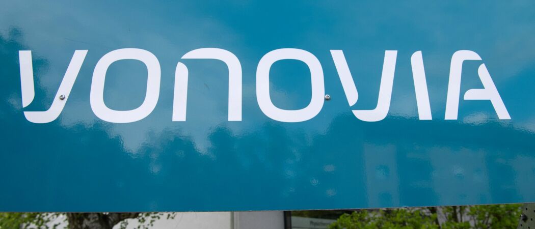 Der Firmenname des Immobilienkonzerns «Vonovia» steht auf einem Schild in Wittenau im Berliner Bezirk Reinickendorf. (zu dpa: «Vonovia bekommt neuen Chef - guter Start ins Geschäftsjahr»)