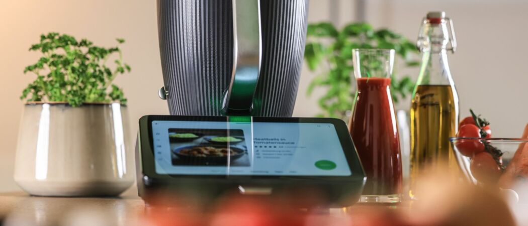 Der neue Thermomix TM7 steht auf einem Tisch. Der Hersteller von Haushaltsprodukten, Vorwerk bringt im Frühjahr einen neuen Thermomix auf den Markt. (zu dpa: «Direktvertrieb macht etwas mehr Geschäft»)