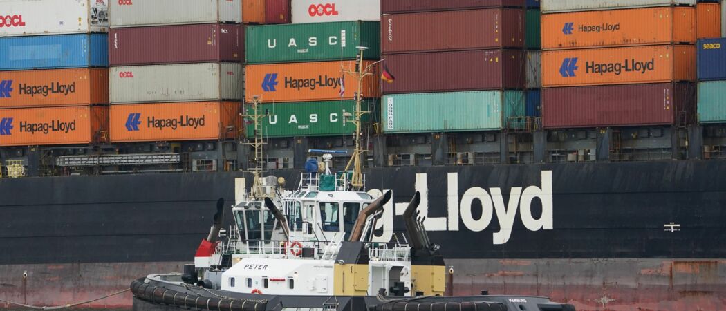 Der Schlepper „Peter“ fährt neben einem Containerschiff der Reederei Hapag-Lloyd am Container Terminal Altenwerder (CTA) vorbei. (zu dpa: «ZEW: Konjunkturerwartungen besser als erwartet»)