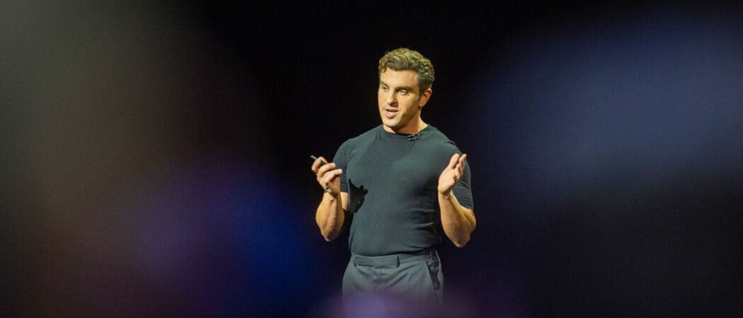 Airbnb-Chef Brian Chesky spricht bei einem Event der Unterkünfte-Plattform. Airbnb setzt stärker auf zusätzliche Dienstleistungen und Erlebnisausflüge. (zu dpa: «Museum und Massage: Airbnb will mit Dienstleistungen wachsen»)