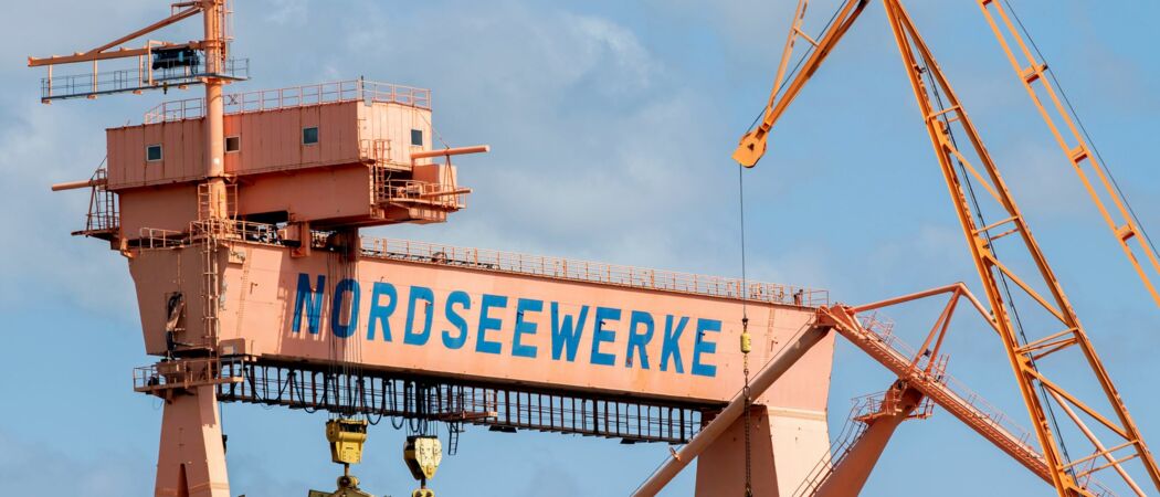 Der im Jahr 1966 errichtete Bockkran steht auf dem Gelände der Nordseewerke. (zu dpa: «Erste deutsche Werft erhält Genehmigung für Schiffsrecycling»)