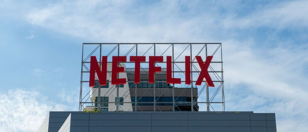 Das Logo von Netflix ist auf einem Gebäude des Videostreaming-Anbieters zu sehen. (zu dpa: «Netflix plant mehr Werbeformate für 2026»)