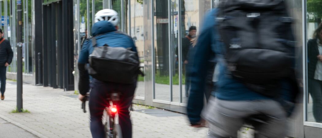 Mehrere Menschen fahren mit dem Fahrrad eine Straße entlang. (zu dpa: «Deutsche Unternehmen bei Mitarbeiterrädern ganz vorne»)
