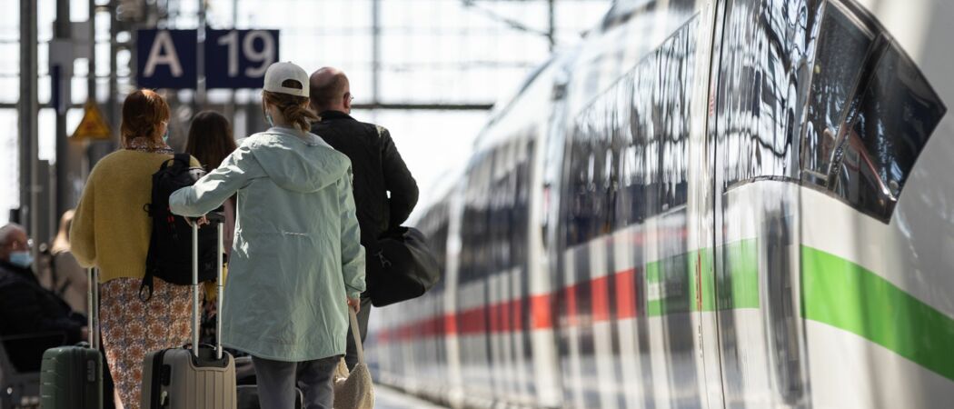 Reisende mit Gepäck laufen am Frankfurter Hauptbahnhof an einem Zug entlang. (zu dpa: «Bahn will Auslastung der Züge mit Rabattaktionen erhöhen»)