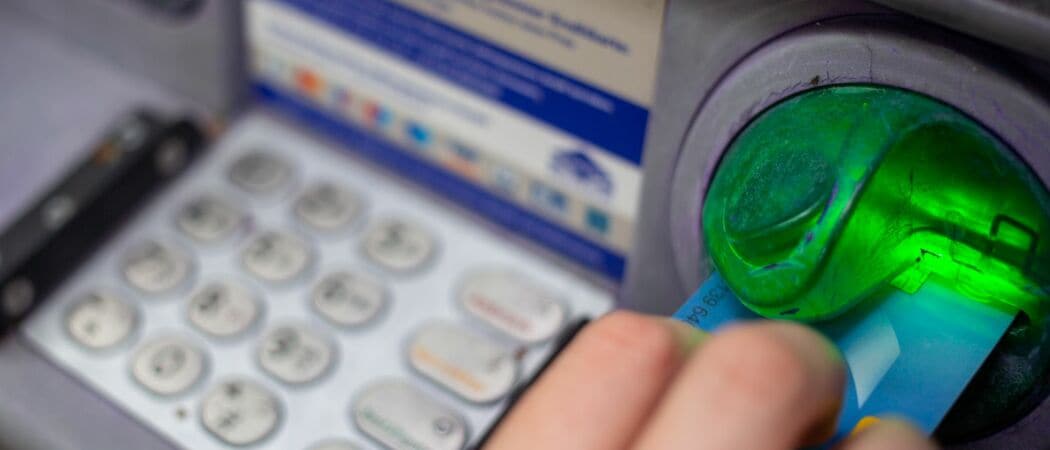 Eine Bankkundin steckt ihre Girokarte in einen Geldautomaten. (zu dpa: «Weniger Betrugsschäden mit der Girocard»)