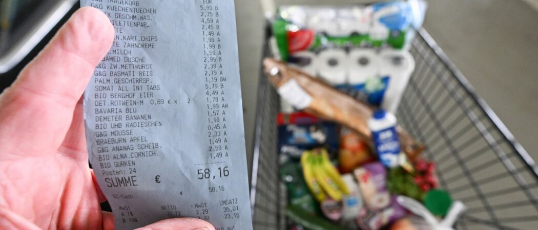 Ein Verbraucher hält nach einem Einkauf in einem Supermarkt einen Kassenzettel in der Hand. Das Statistische Bundesamt gibt am 12.04.2024 in Wiesbaden die Inflationsrate für den März 2024 bekannt. (zu dpa: «Welche Discounter gerade um die Marktführerschaft kämpfen»)