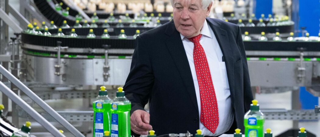 Wolfgang Groß, bisheriger Geschäftsführer der Fit GmbH, steht auf dem Werkgelände des Spülmittelherstellers Fit in der Produktion. Das Unternehmen zählt zu den bekanntesten Hersteller von Spülmitteln in Ostdeutschland. (zu dpa: «Spülmittelhersteller Fit in neuen Händen»)