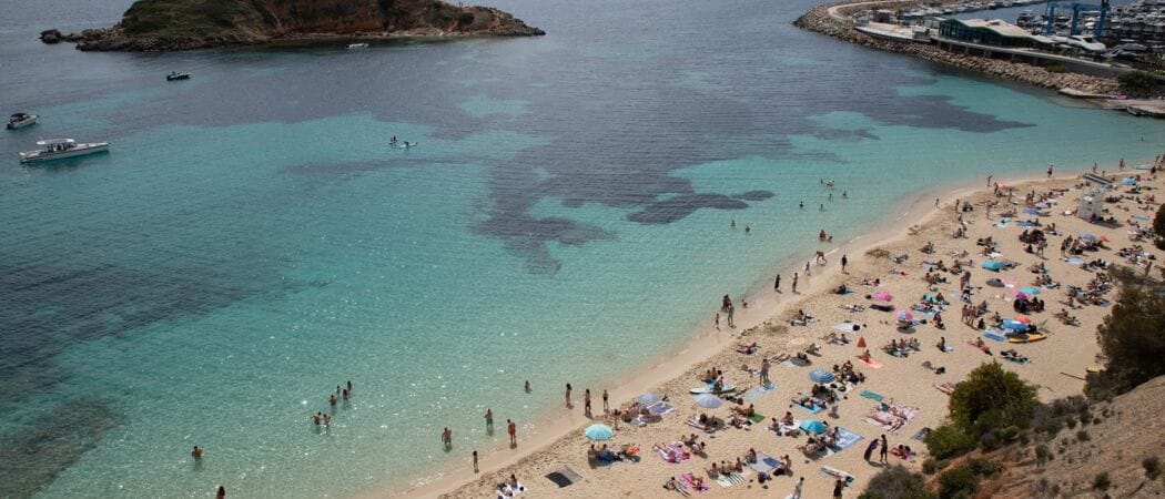 Menschen am Strand von Portals Nous. (zu dpa: «Urlaub im Süden und Osten Europas deutlich günstiger»)