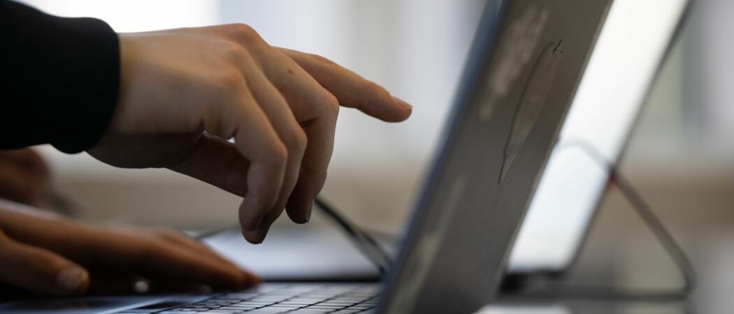 Zwei Frauen arbeiten in einem Coworking-Space. (zu dpa: «Mehr Gründer in Deutschland - und sie werden immer jünger»)