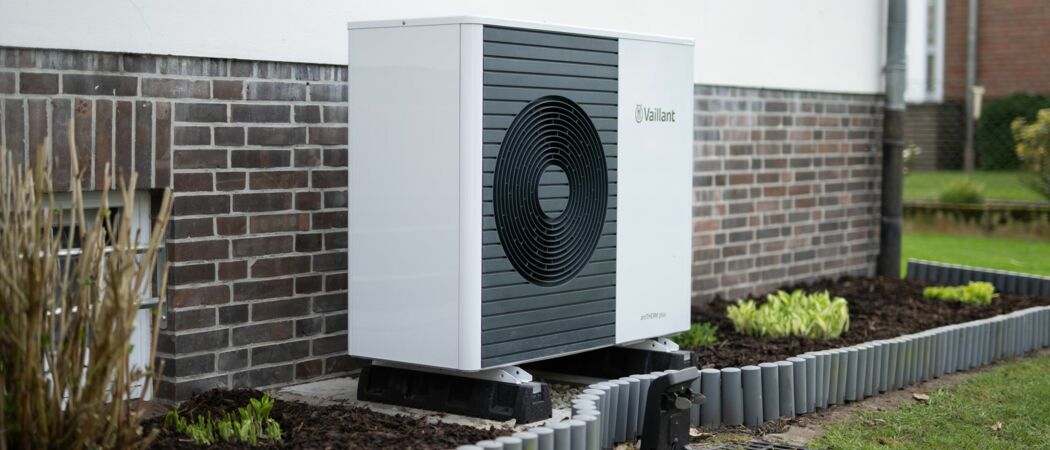 Wärmepumpe vor einem Einfamilienhaus (zu dpa: «Wärmepumpen setzen sich bei Neubauten durch»)