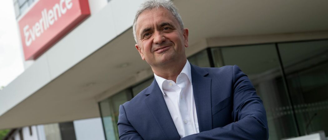 Der Vorstandsvorsitzende Uwe Lauber präsentiert vor der Unternehmenszentrale den Schriftzug „Everllence“. Der Motorenhersteller MAN Energy Solutions SE tritt künftig unter dem neuen Namen am Markt auf. (zu dpa: «Augsburger Unternehmen streicht bekannte Bezeichnung MAN»)